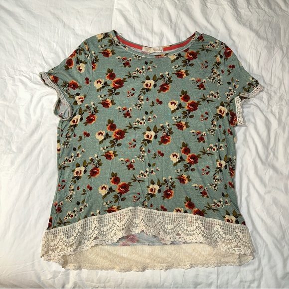 Rewind | Lace Trim Short Sleeve Crewneck Floral Rose Print Blouse - Picture 4 of 11